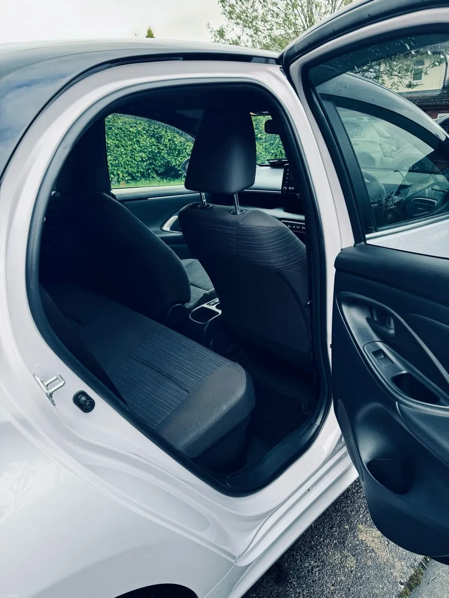 Toyota Yaris 1.5 Hybrid 2020 Beautiful Rare colour - Image 4