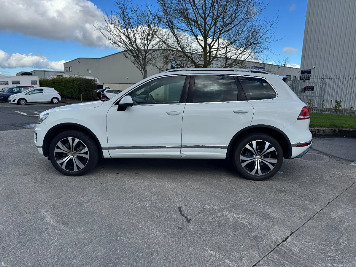 Volkswagen Touareg R-LINE 3.0TDI V6 262HP AWD 2015 - Image 2