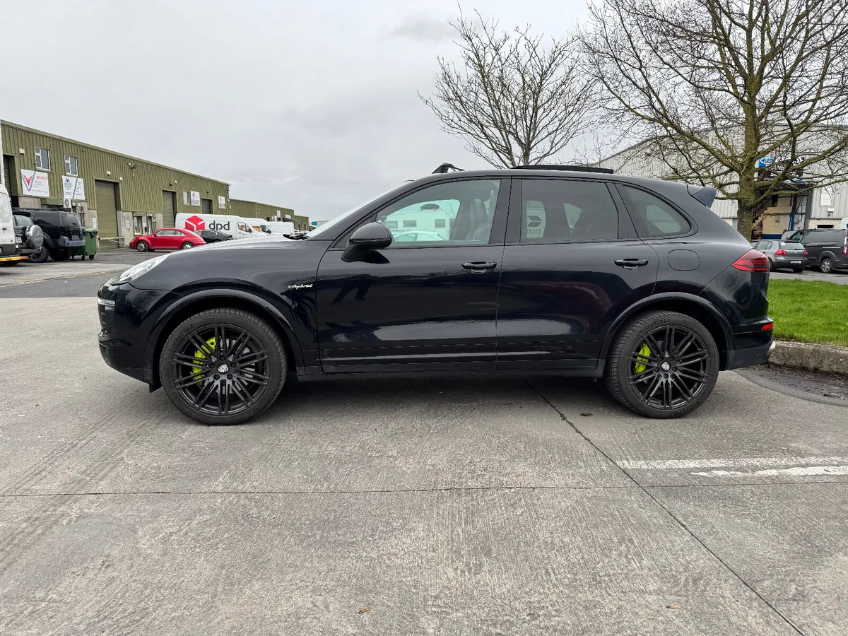 Porsche Cayenne S 3.0 E-Hybrid V6 416HP 2017 - Image 3