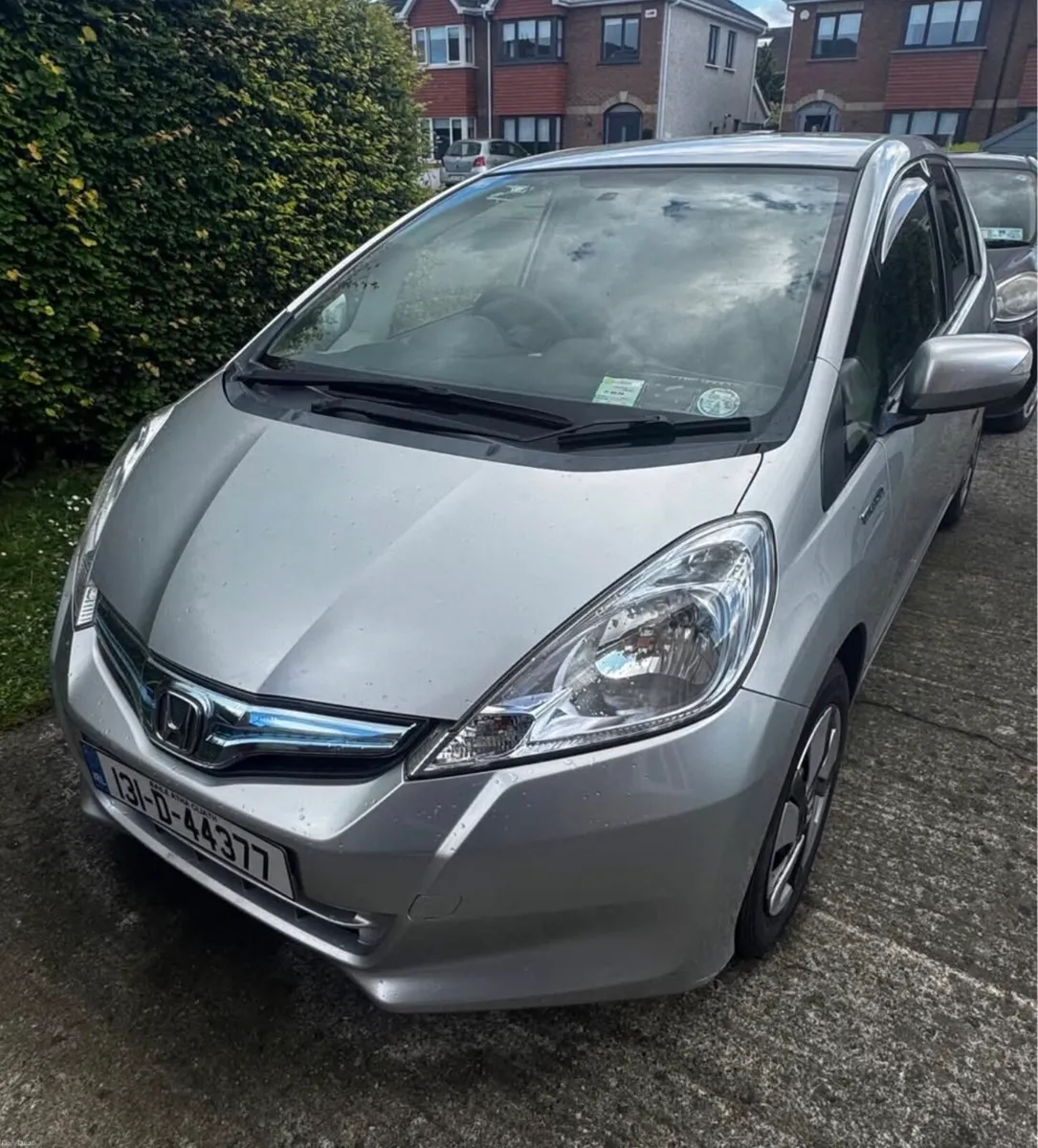 Honda Fit Hybrid / Low Mileage / NCT: June 2027 - Image 2