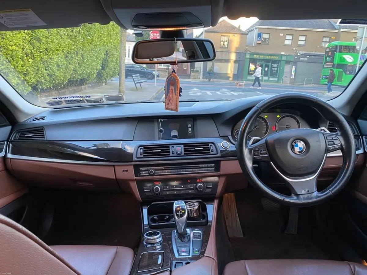 BMW 5-Series 2011 - Image 2