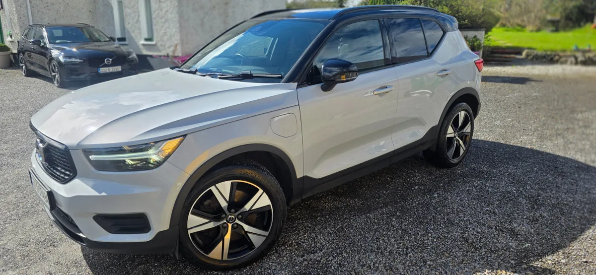 VOLVO XC40 T4 R DESIGN RECHARGE - Image 2