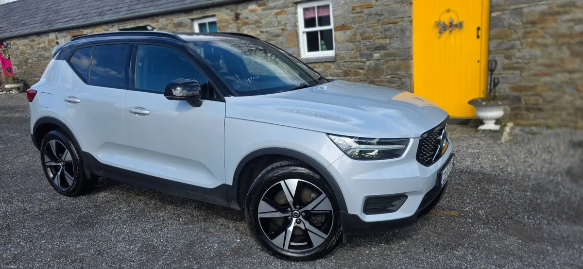 VOLVO XC40 T4 R DESIGN RECHARGE - Image 1