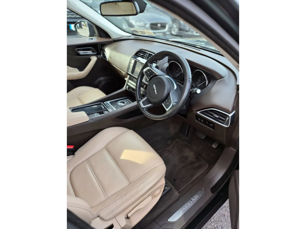 Jaguar F-Pace PRESTIGE 5DR AUTO// VERY CLEAN EXAMP - Image 3