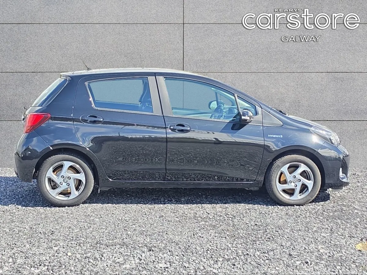 Toyota Yaris Hybrid Luxury - Image 2