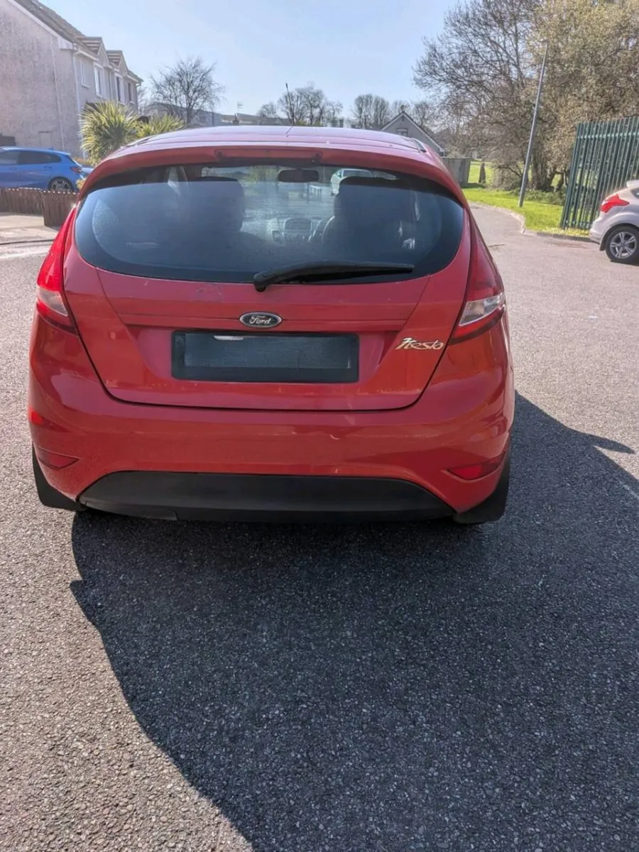 2011 Ford Fiesta - Image 2