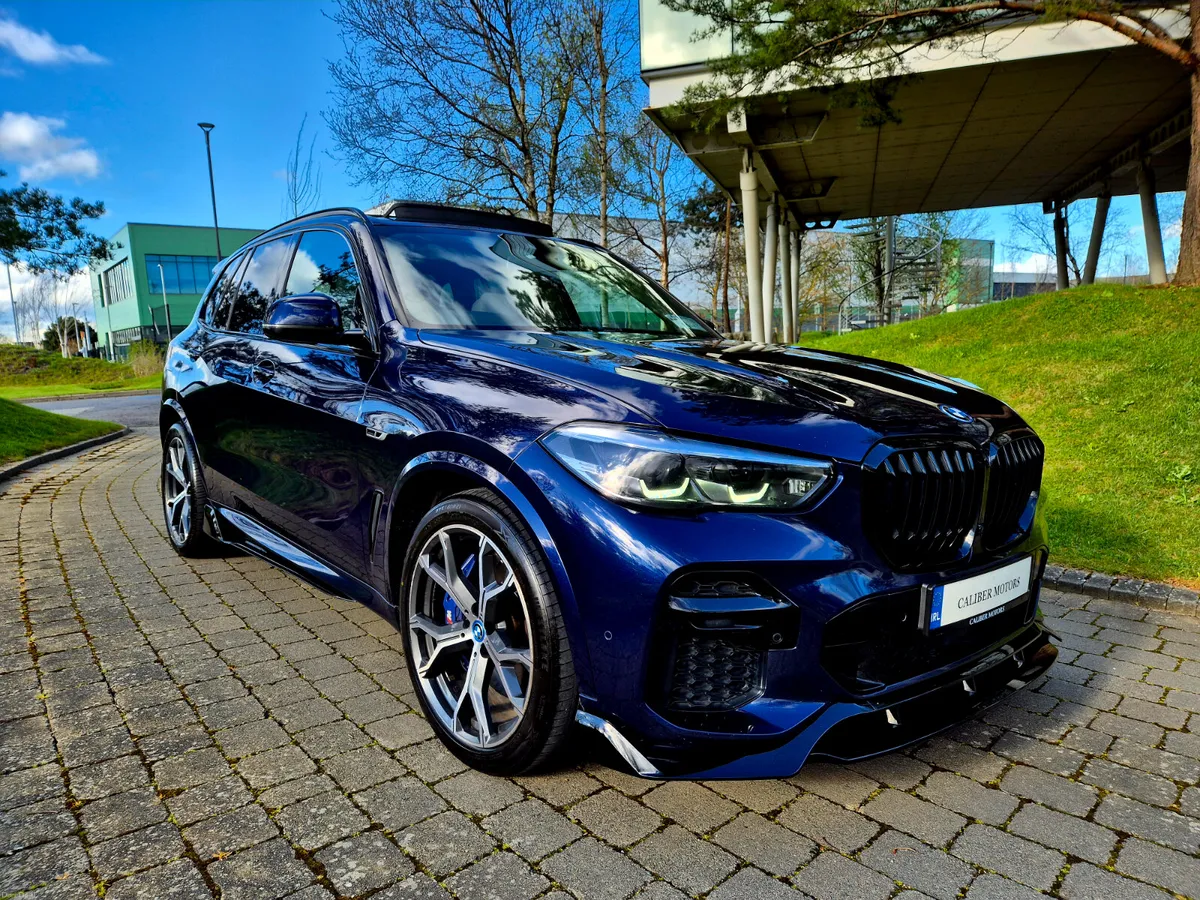 BMW X5 45e XDRIVE M-SPORT // SKYLOUNGE SUNROOF - Image 1