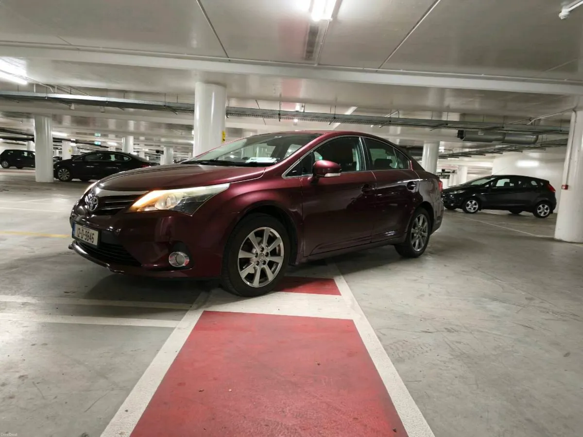 Toyota avensis very low km - Image 4