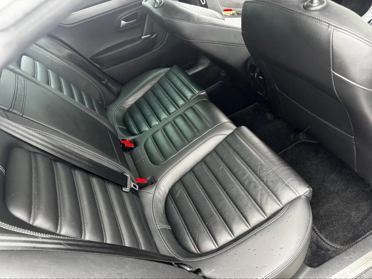 Volkswagen Passat 2012 - Image 2