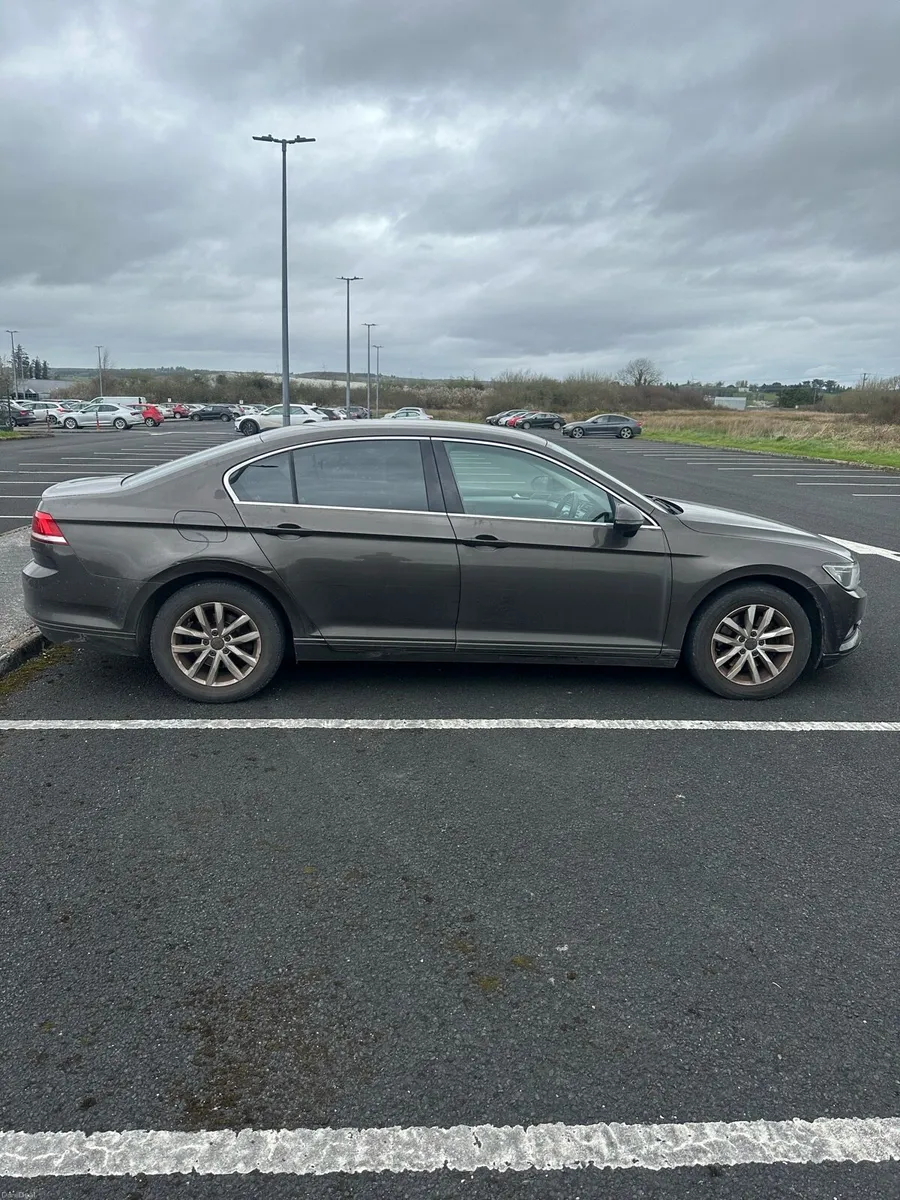 2015 Volkswagen Passat - Image 2
