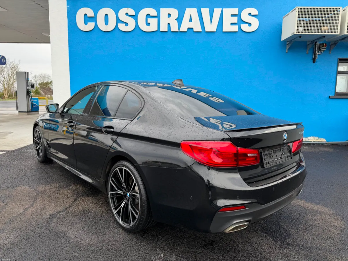 BMW 5-Series 520D M SPORT * WIRELESS CAR PLAY / FU - Image 4