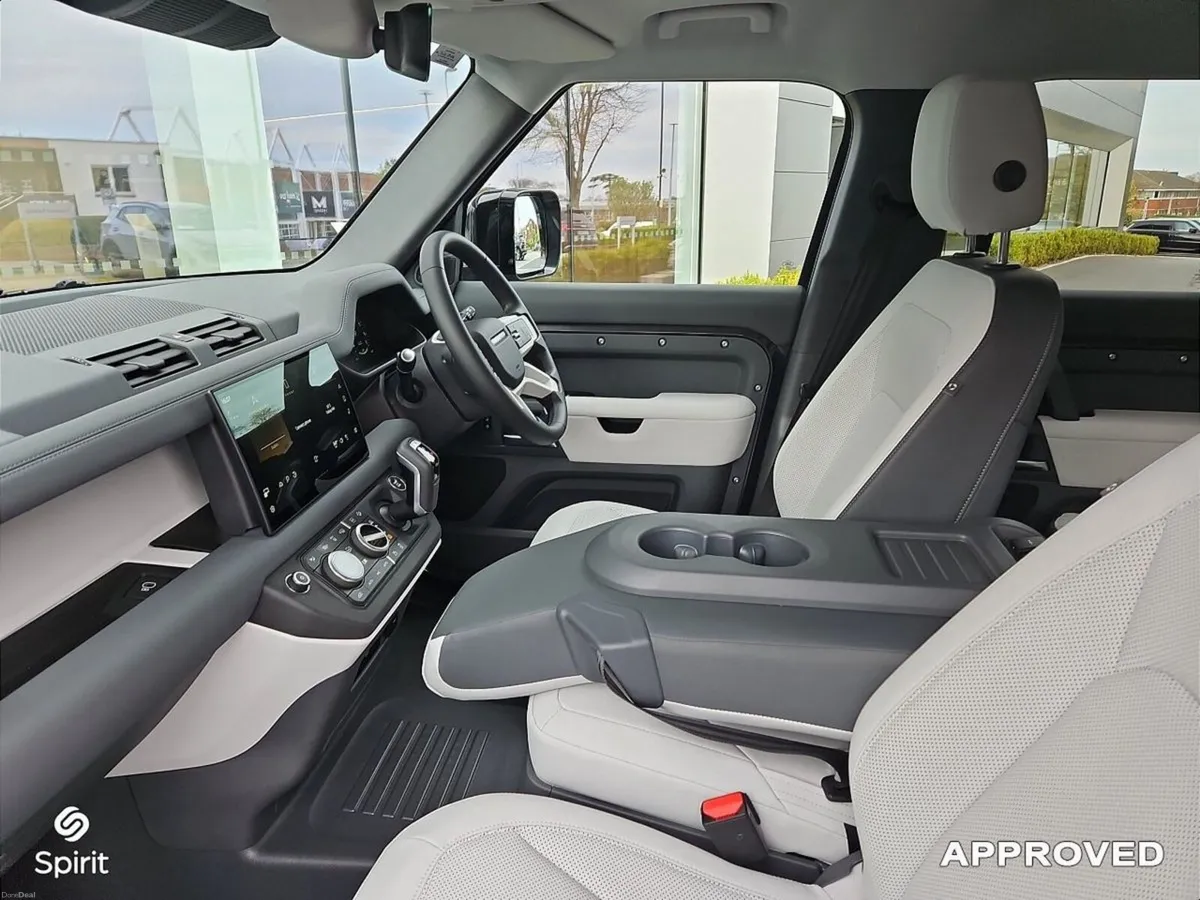 Land Rover Defender 6 Seat 110 2.0 Si4 PHEV 300 PS - Image 4
