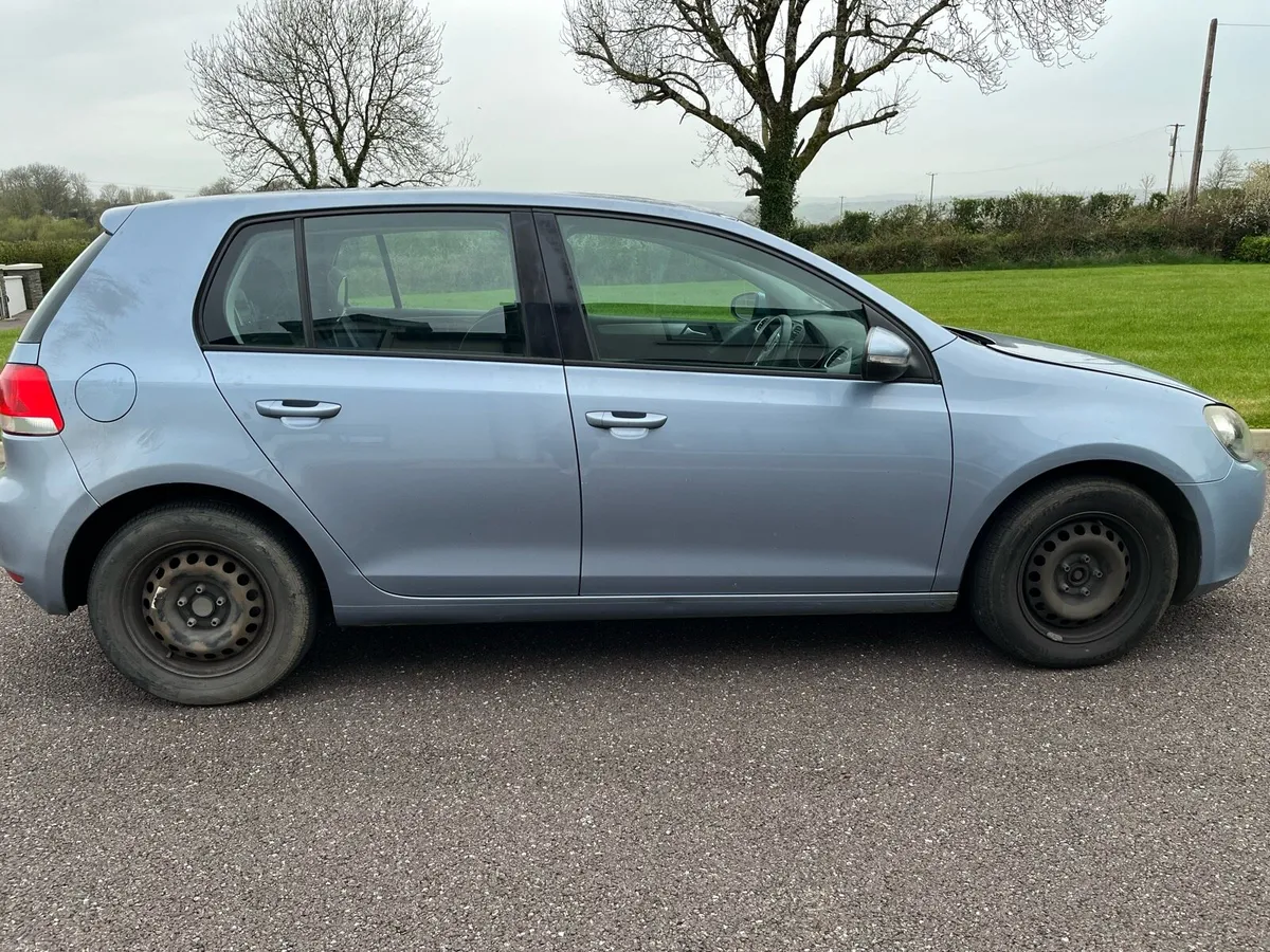 2010 Volkswagen Golf - Image 2