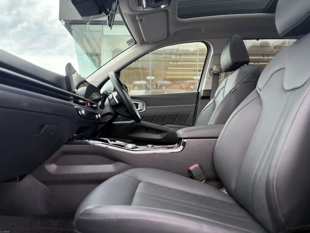 Kia Sorento 1.6 Plug in hybrid ( 7 Seats ) - Image 3