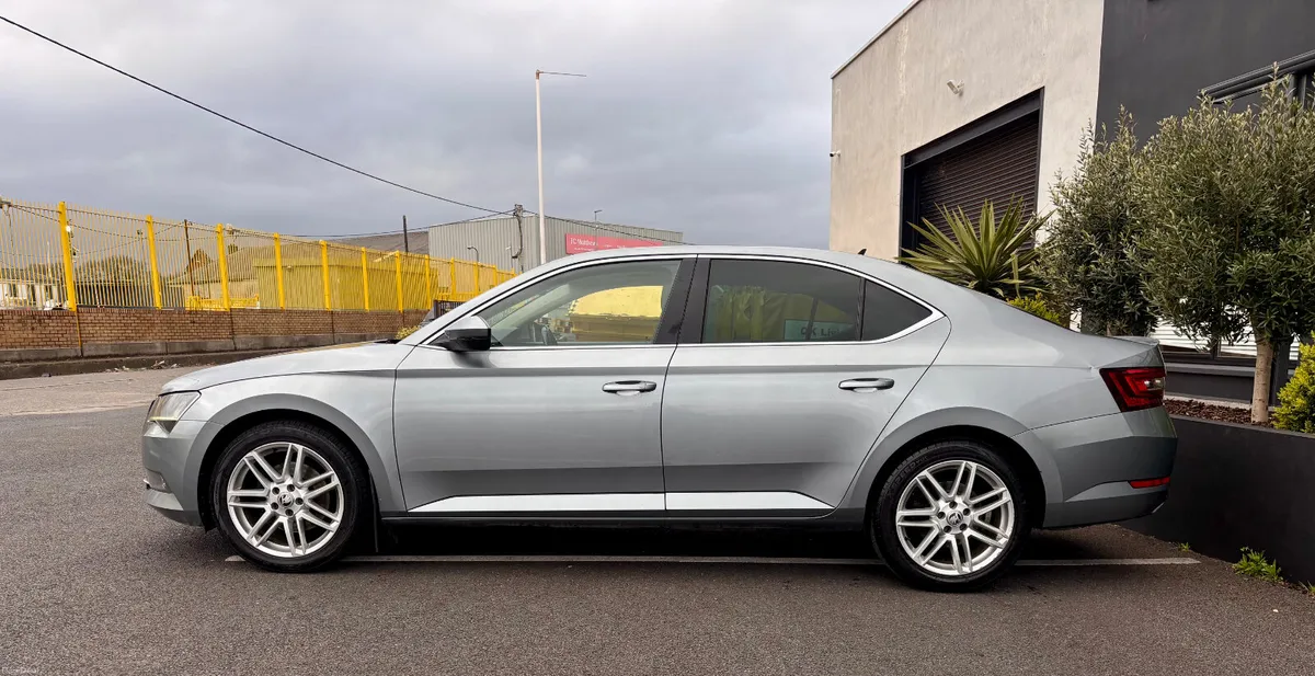 2016 Skoda Superb *SUNROOF*LEATHER INTERIOR * - Image 4