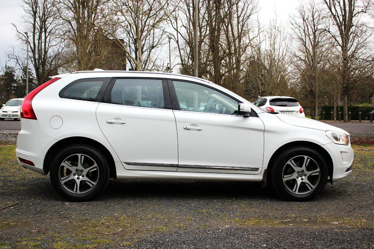 Volvo XC60 D4 2.4 AWD LUX SE /AUTO/F.S.H./PAN ROOF - Image 3