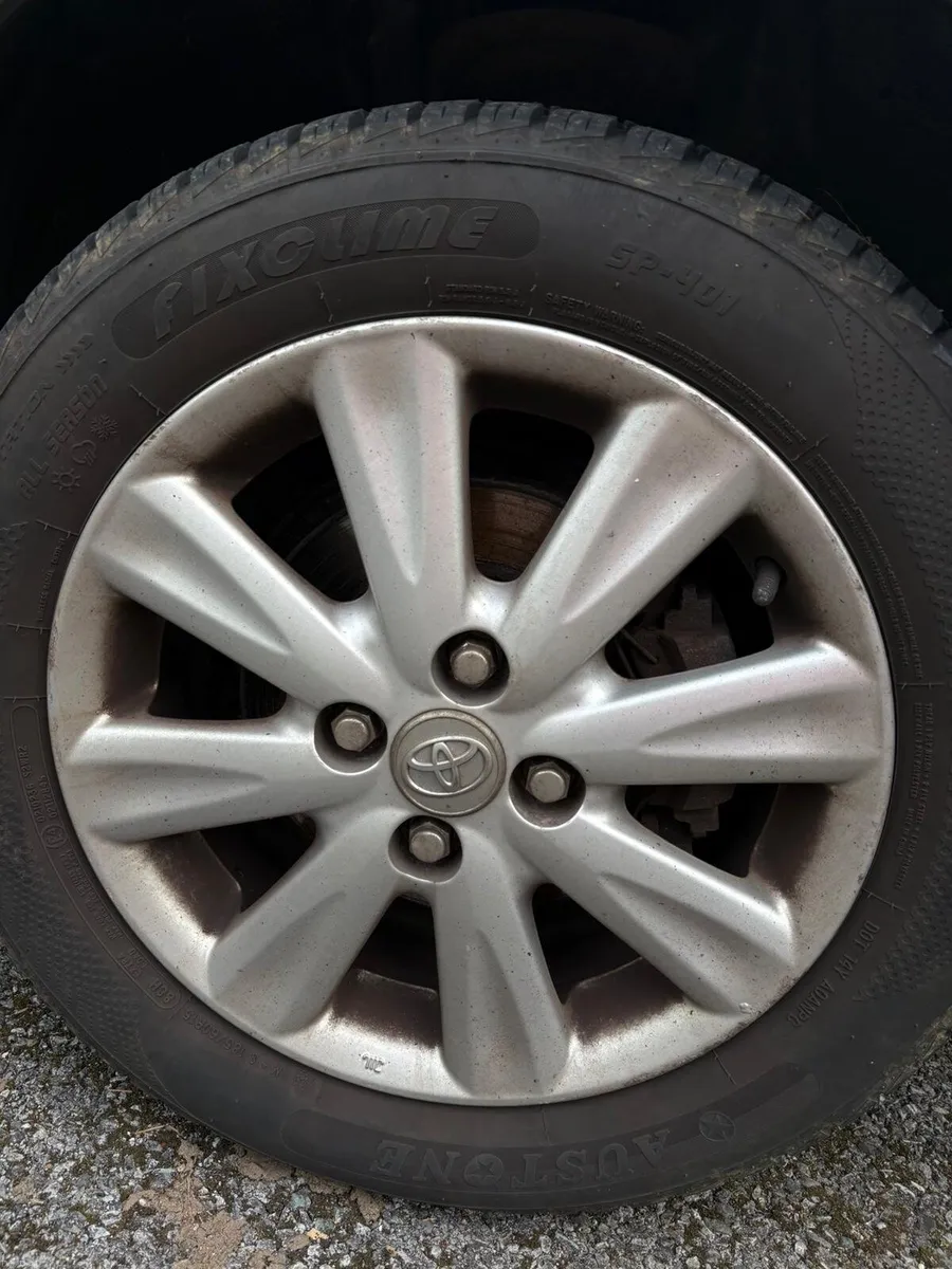 11 TOYOTA YARIS 1.0 . LOW KILOMETRES - Image 4