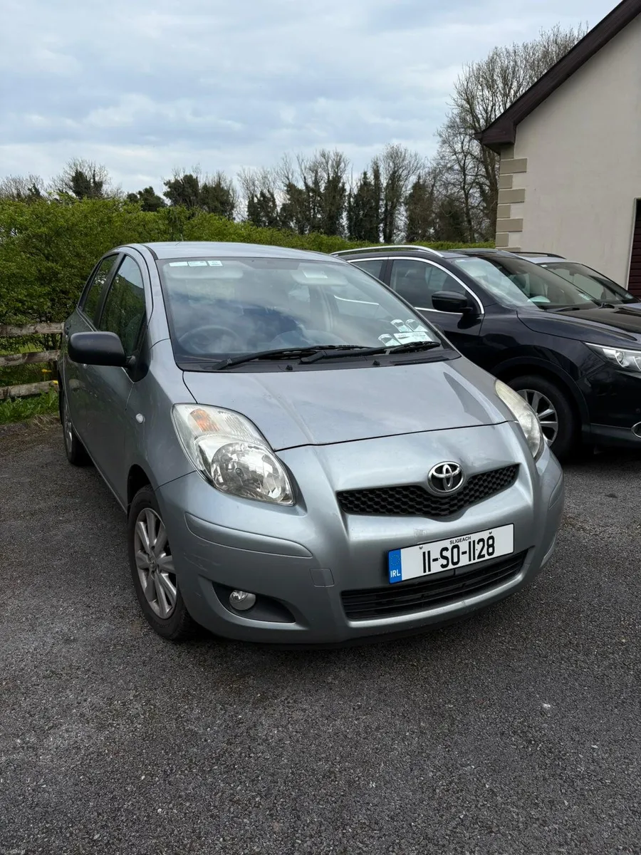11 TOYOTA YARIS 1.0 . LOW KILOMETRES - Image 2