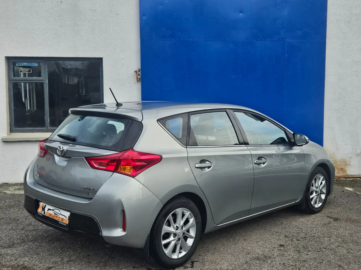 Toyota Auris 2013 - Image 2