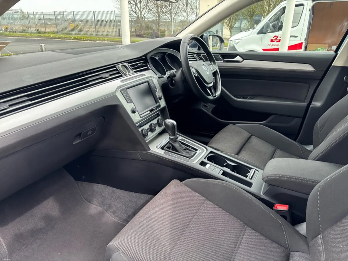 Volkswagen Passat DBA-3CCZE 4DR AUTO - Image 3