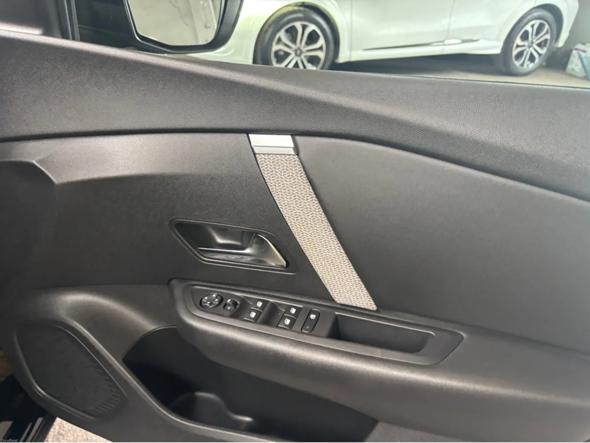 Citroen C4 FEEL PURETECH 100 MY22.3 4DR - Image 4