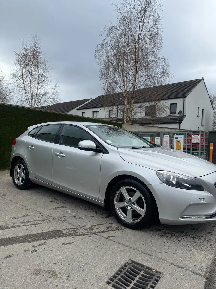 Volvo v40 1.6 diesel €4199 - Image 2