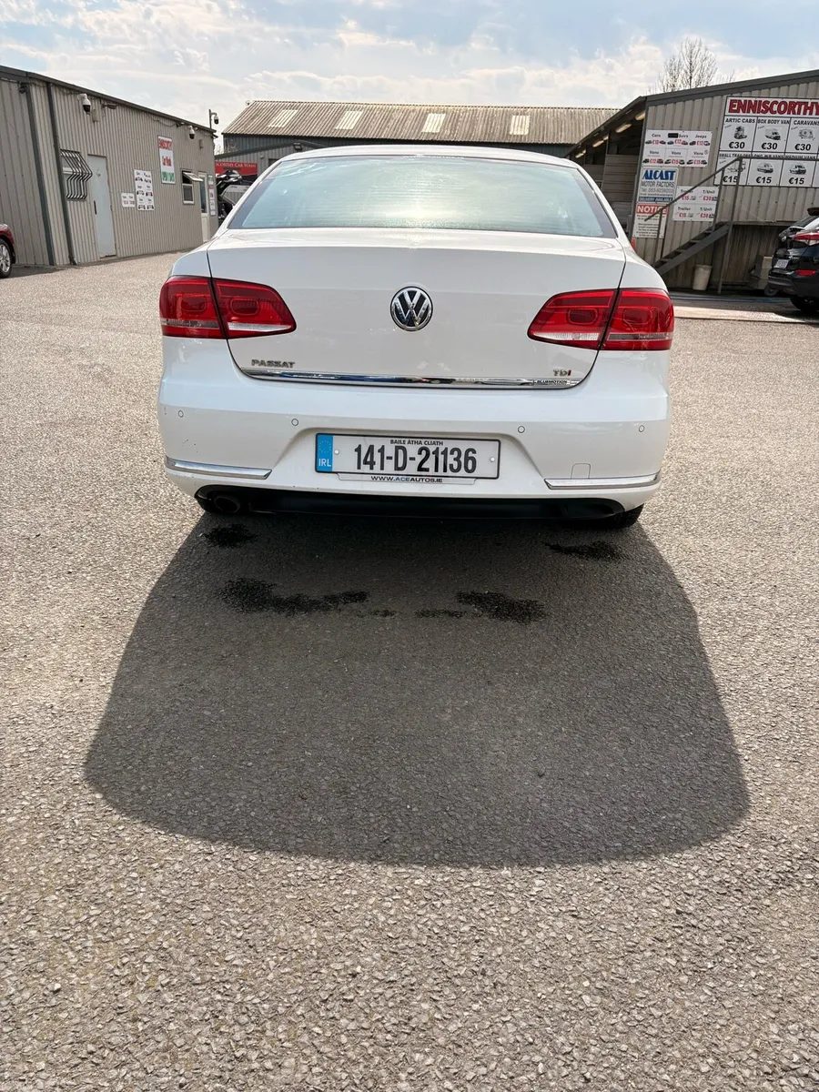 White Volkswagen Passat 1.6 TDI - Image 3