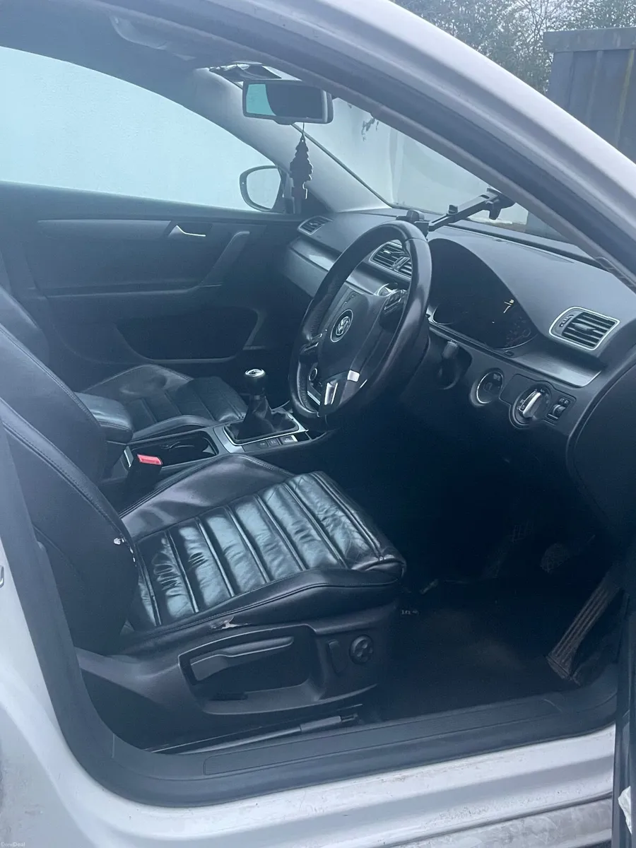 Volkswagen Passat 2011 - Image 3