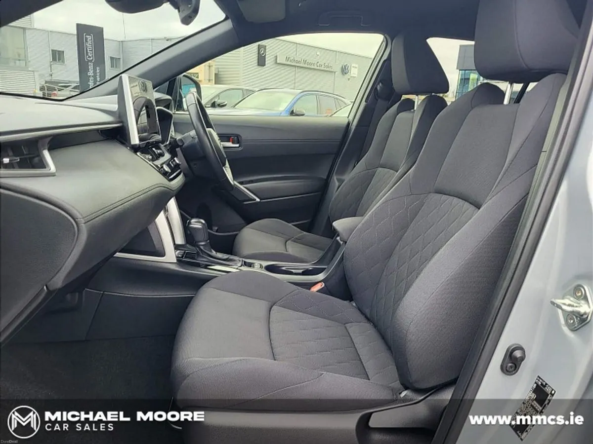Toyota Corolla Cross 1.8 Petrol-Hybrid Luna Sport - Image 4
