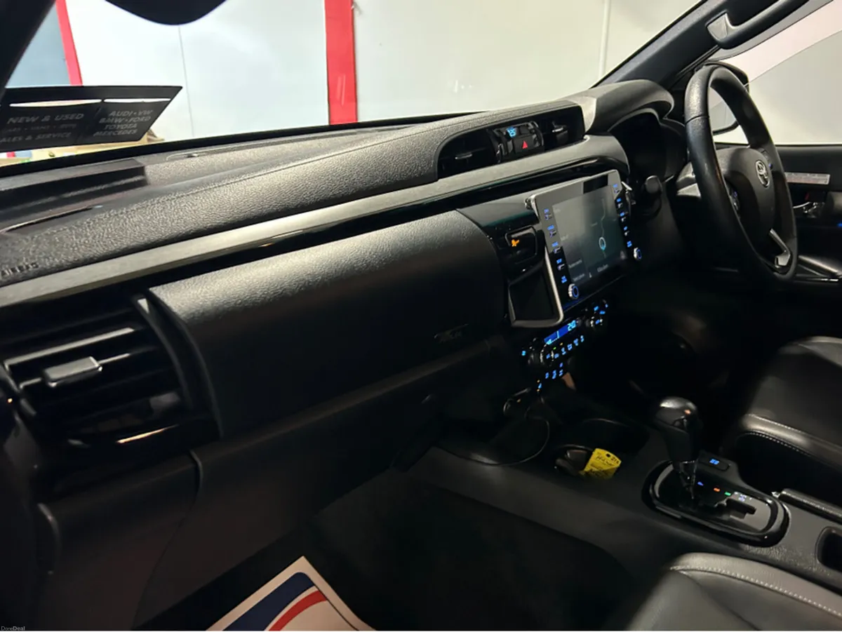 Toyota Hilux 2.8 INVINCIBLE AUTO 4DR A - Image 4
