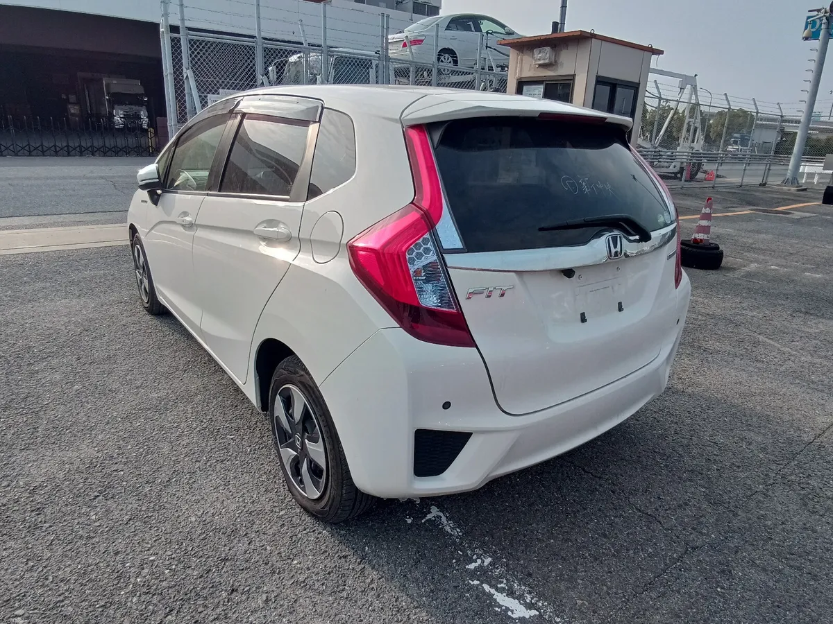2017 Honda Fit Hybrid Automatic - Image 4