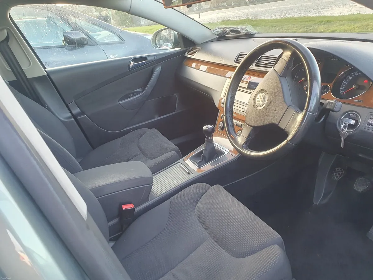 Volkswagen Passat 2006 - Image 2