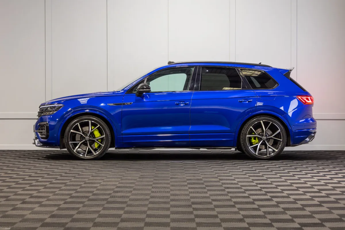 2021 Volkswagen Touareg R V6 *Pan Roof - Image 3