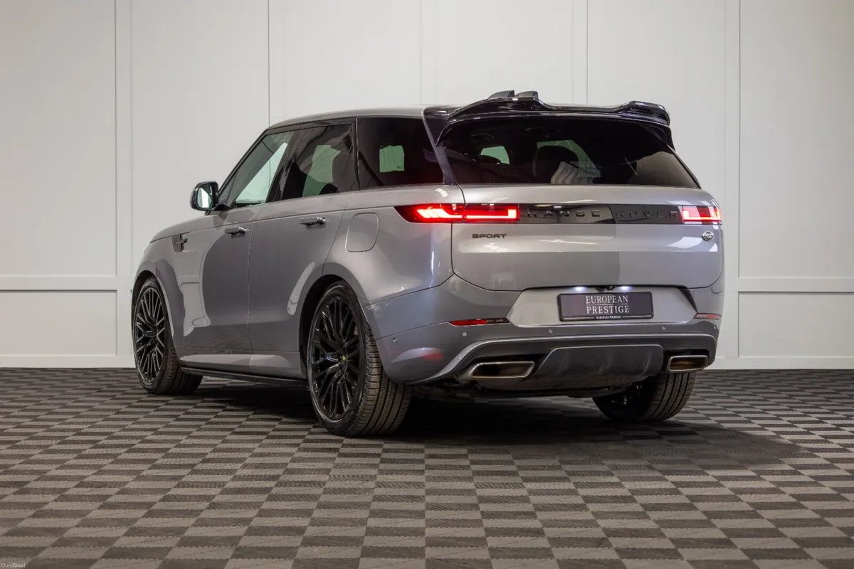 2025 Range Rover Sport P460e SE *Pan Roof - Image 4