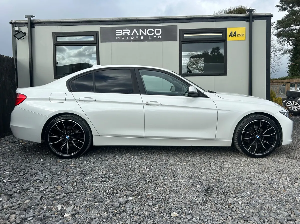 BMW 316D SE Manual - Image 4