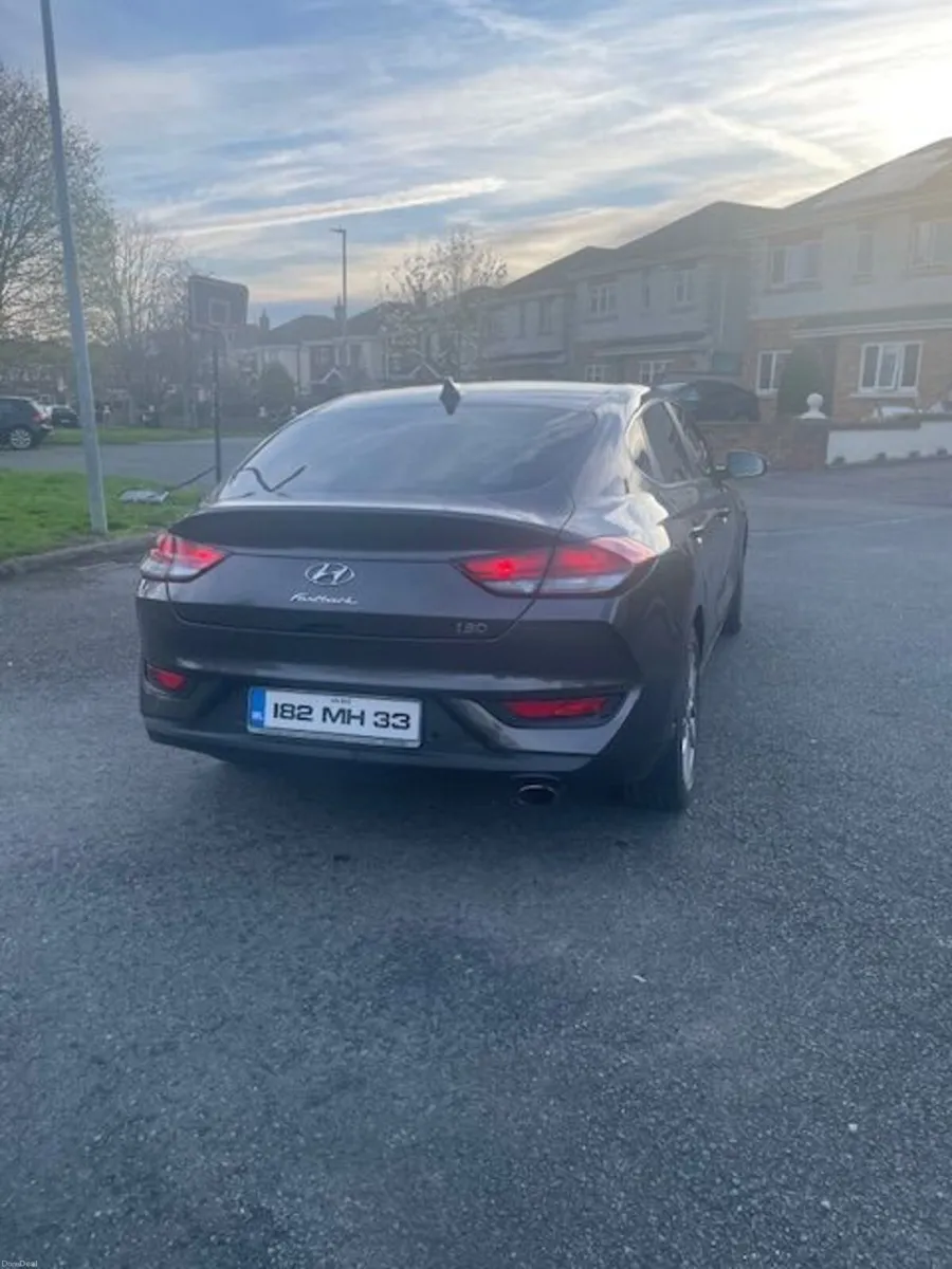 Hyundai i30 Fastback 2018 - Image 2