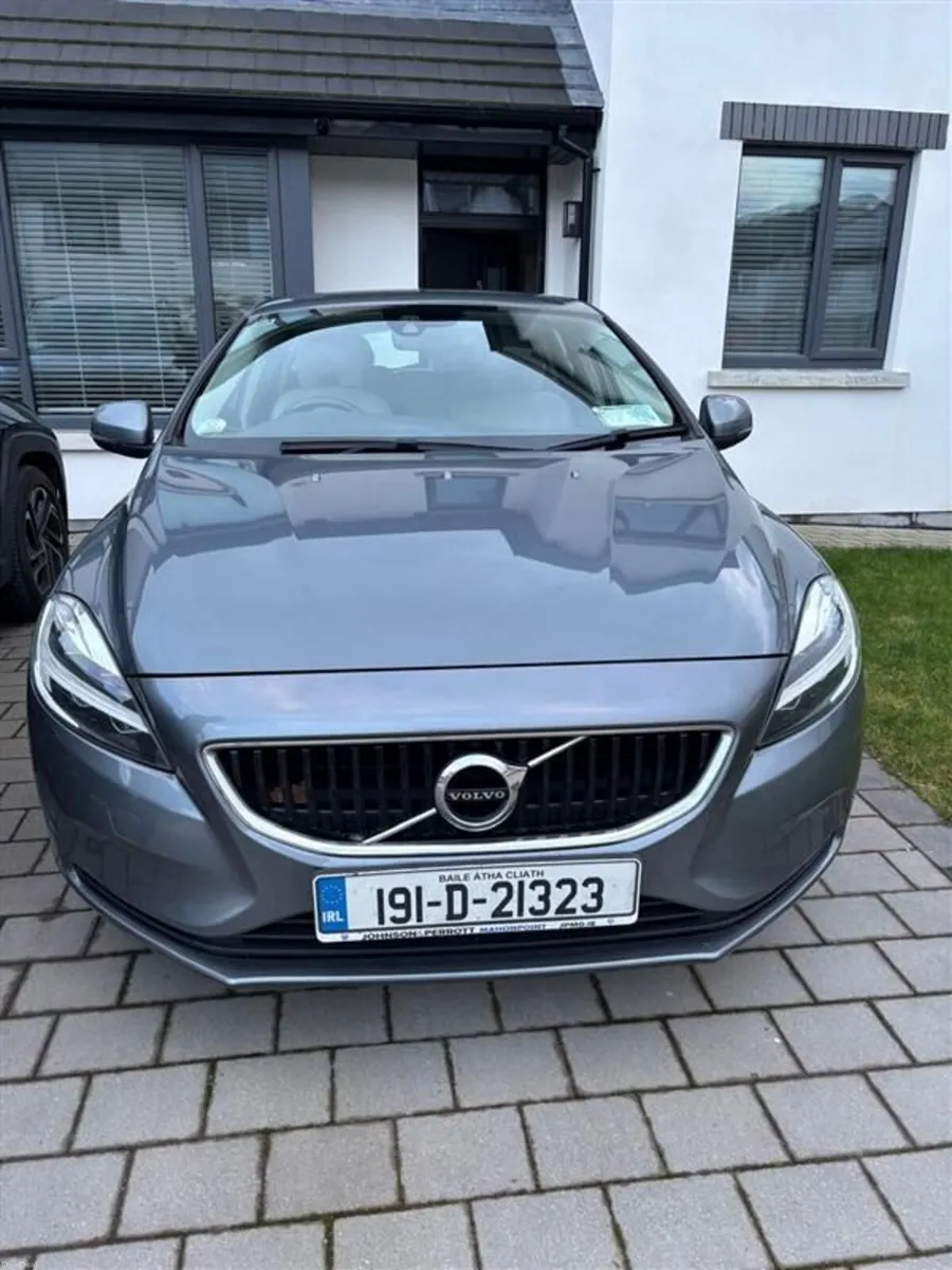Volvo V40 D3 Momentum Edition 2019 - Image 1