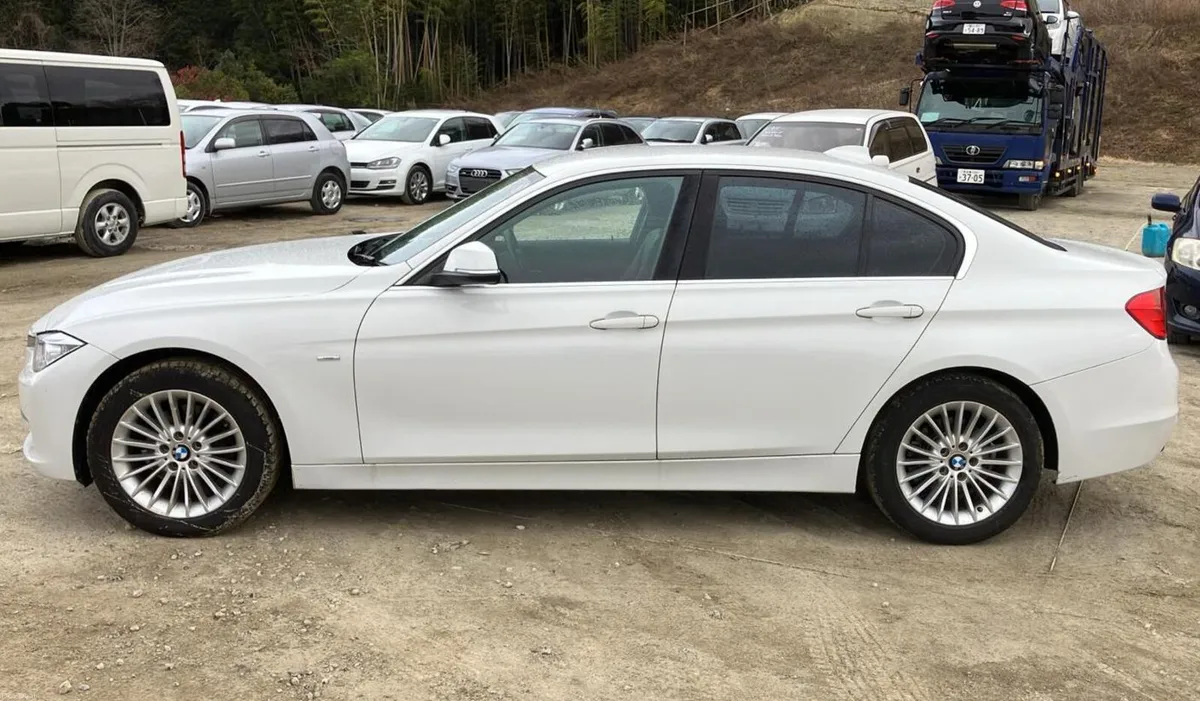 141 BMW 320d Luxury • Black Leather - Image 3