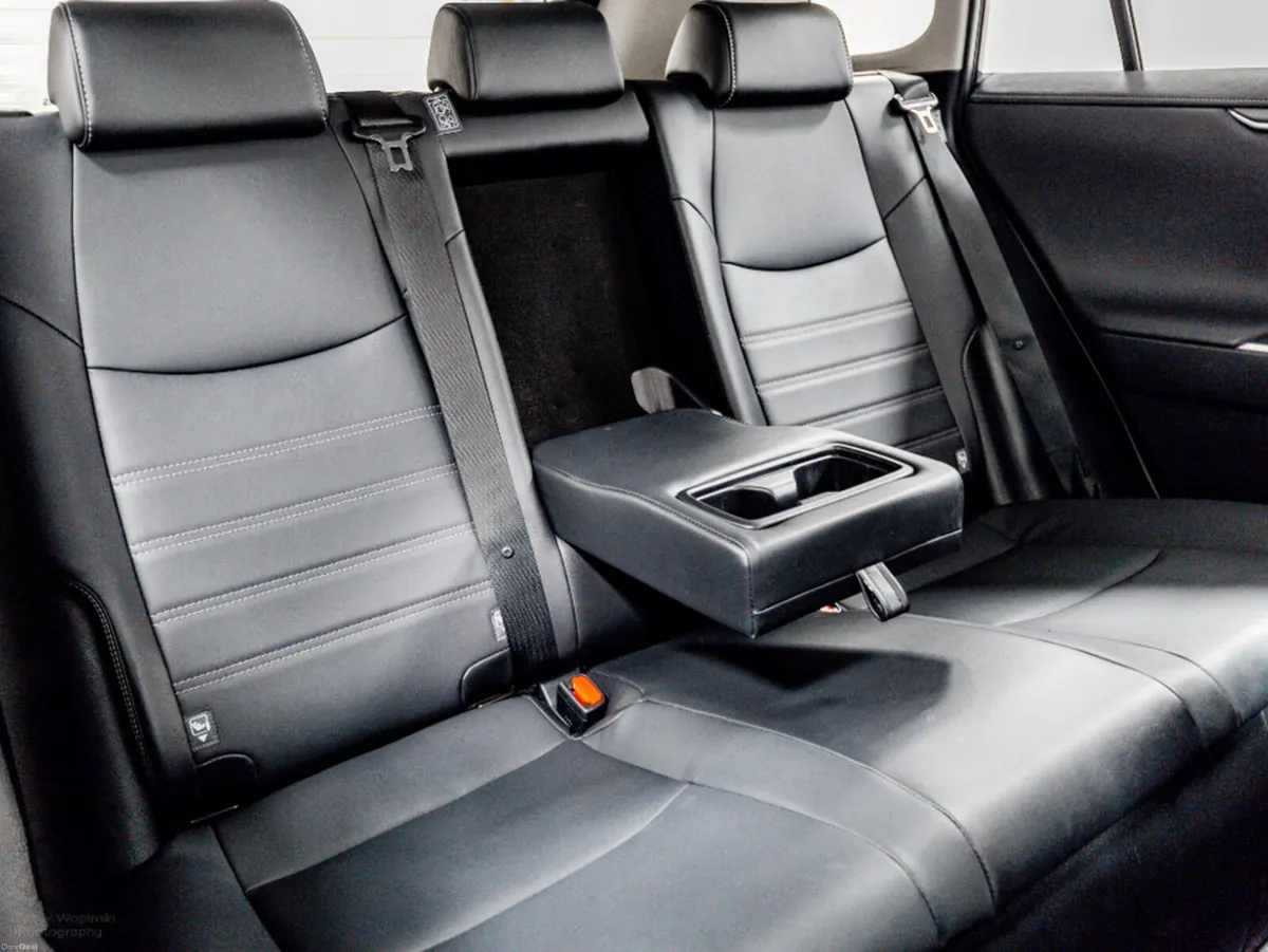 Toyota RAV4 SOL Hybrid Auto 220HP - Image 4