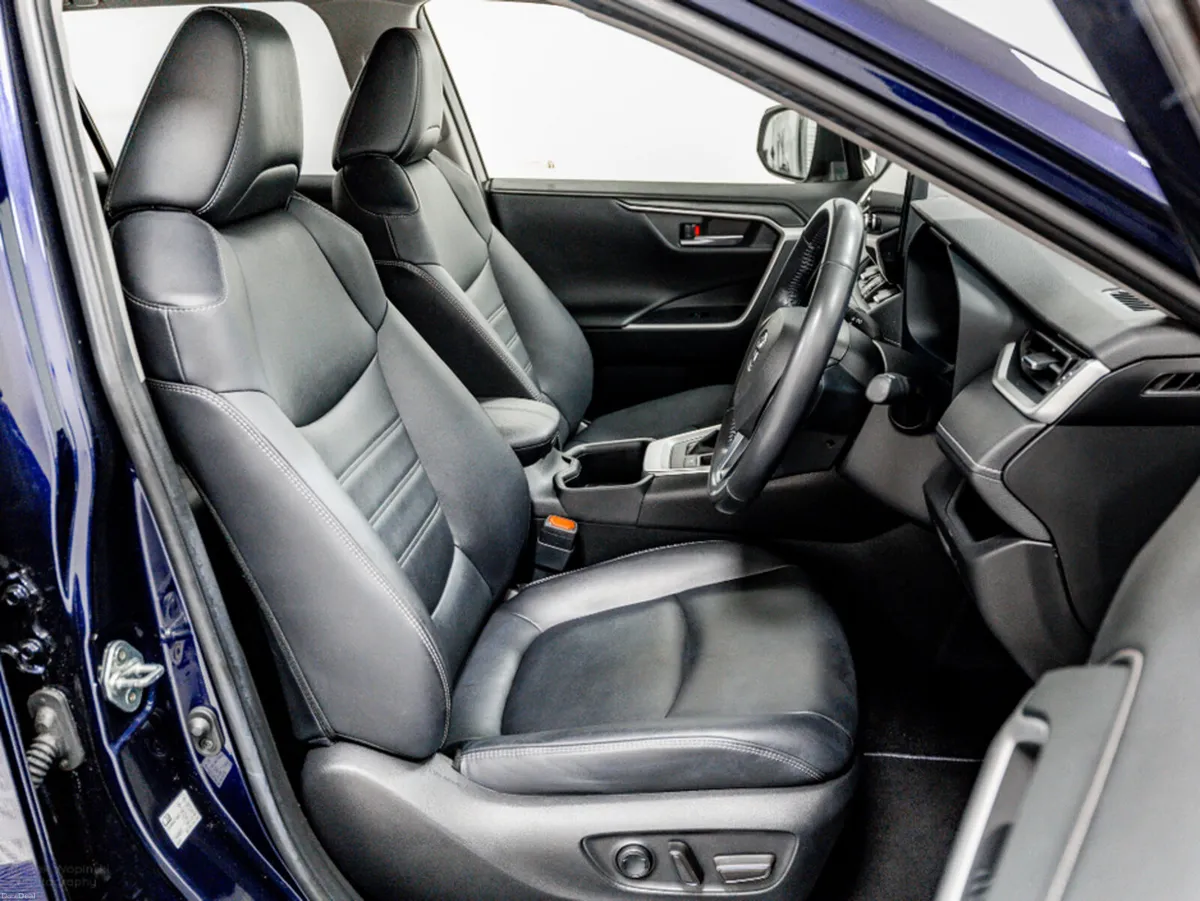 Toyota RAV4 SOL Hybrid Auto 220HP - Image 3