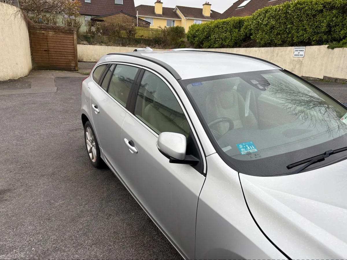 Volvo V60 2014 - fabulous car; great condition - Image 2