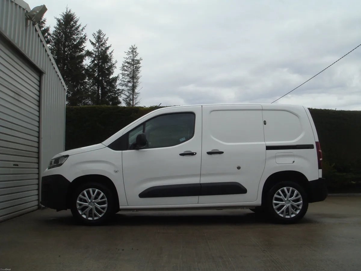 21 Berlingo Enterprise Pro 1000 1.5 BlueHDI 100BHP - Image 4