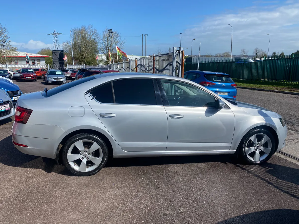 Skoda Octavia 2018 SAT NAV REVERSE CAMERA - Image 3