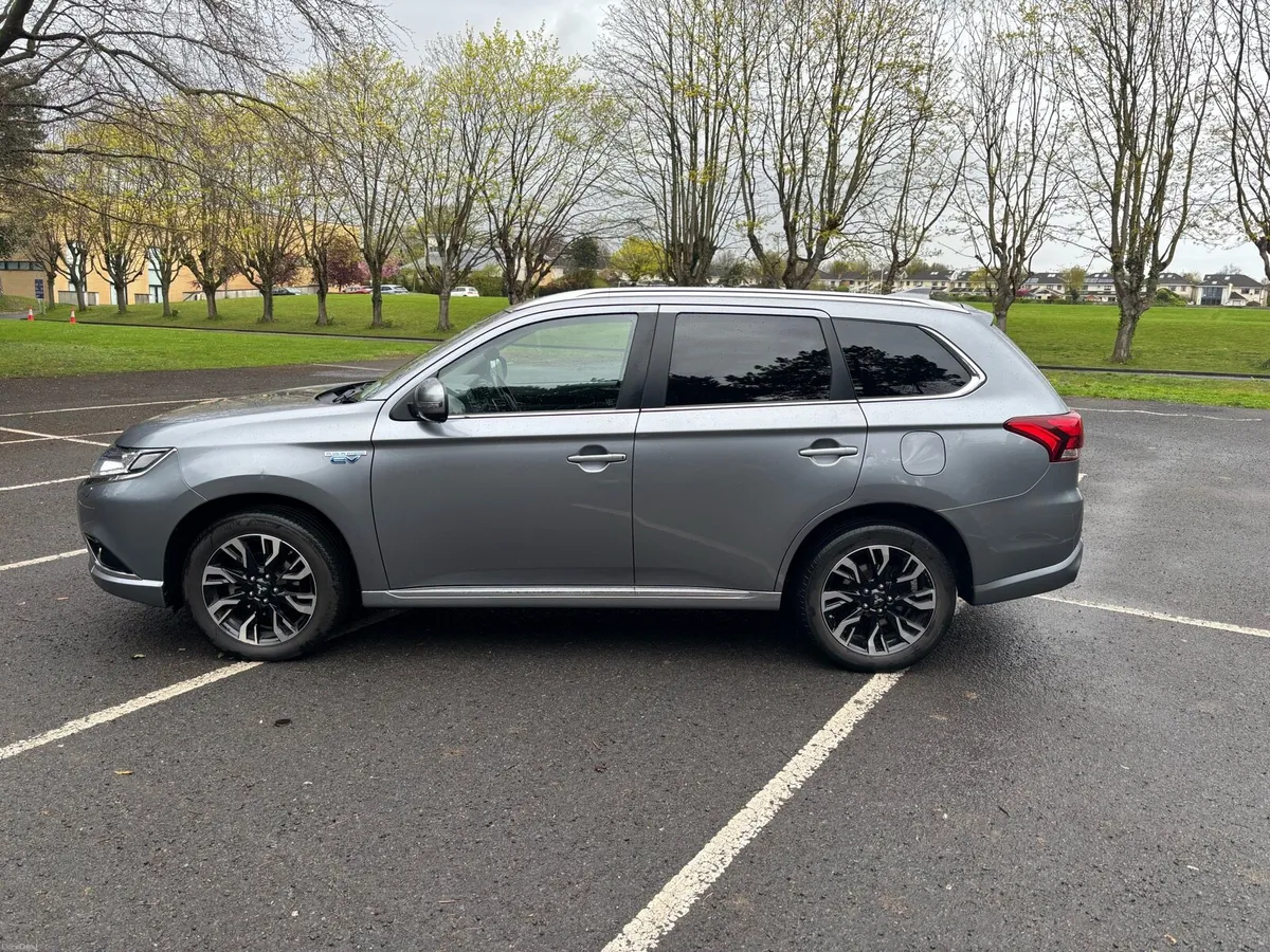 Mitsubishi Outlander PHEV 4X4 - Image 5