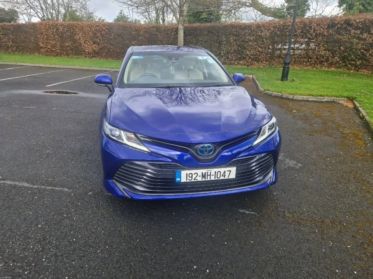 Toyota Camry 2.5 Hybrid - Image 2