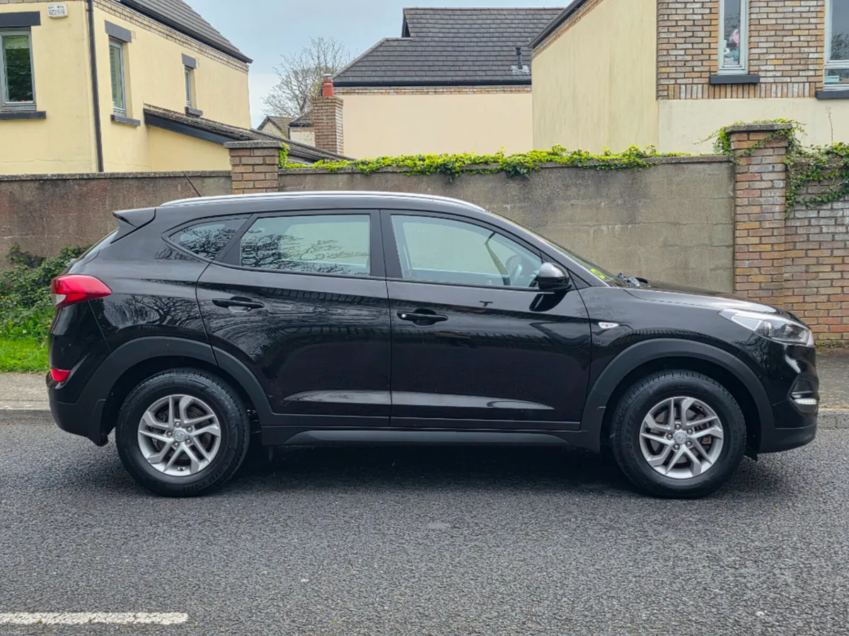 Hyundai Tucson Petrol 5DR - Image 2