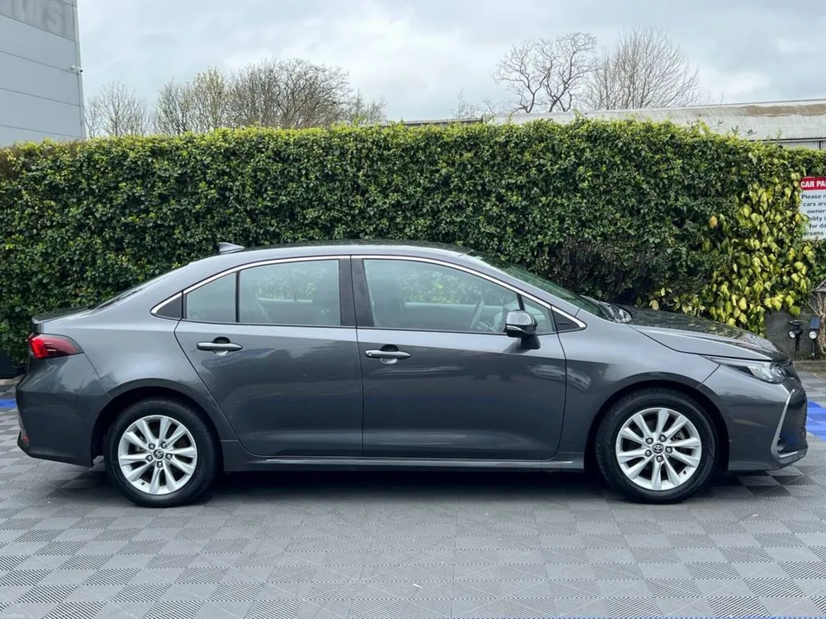 Toyota Corolla LUNA 1.8 HYBRID // APPLE CARPLAY/AN - Image 2