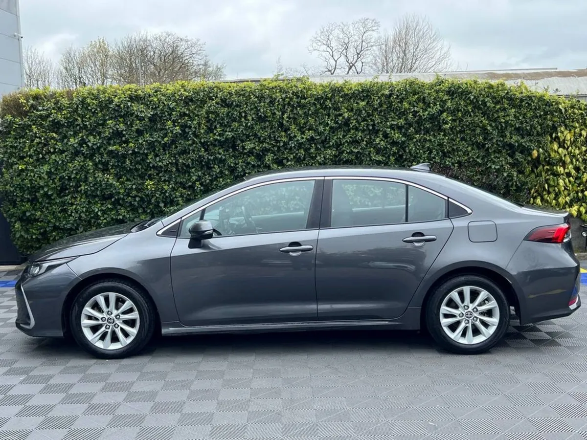 Toyota Corolla LUNA 1.8 HYBRID // APPLE CARPLAY/AN - Image 3
