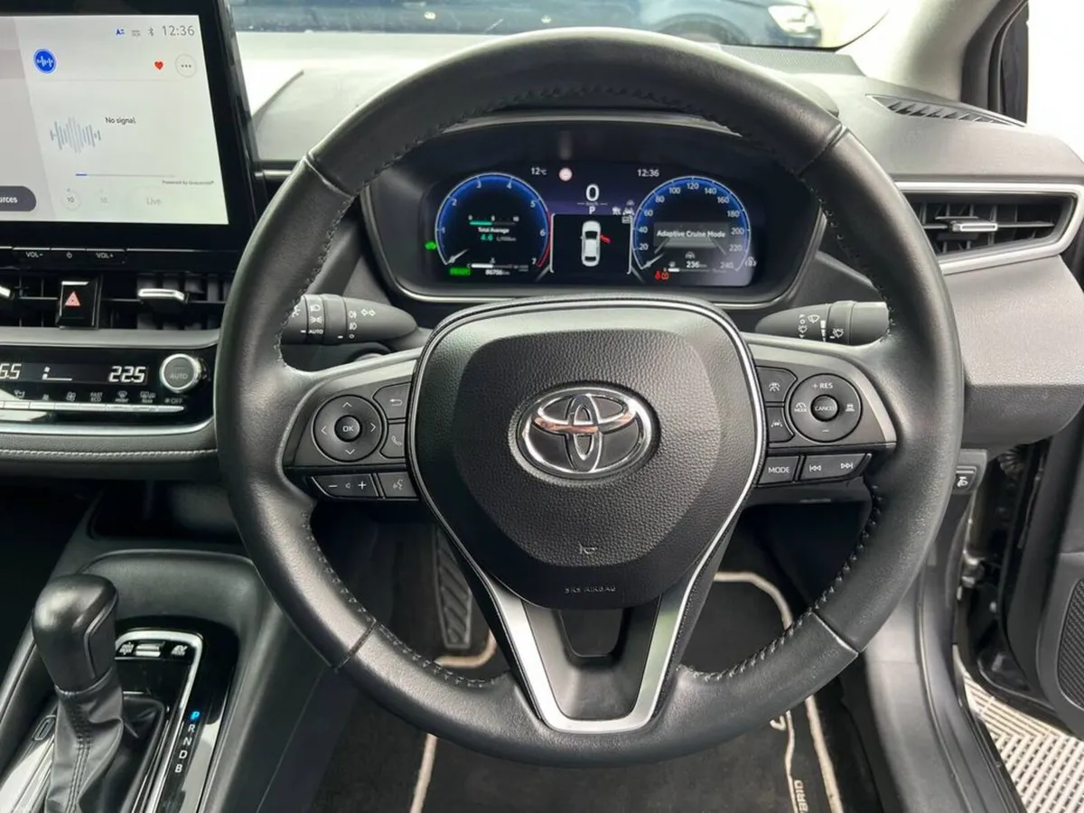 Toyota Corolla LUNA 1.8 HYBRID // APPLE CARPLAY/AN - Image 4