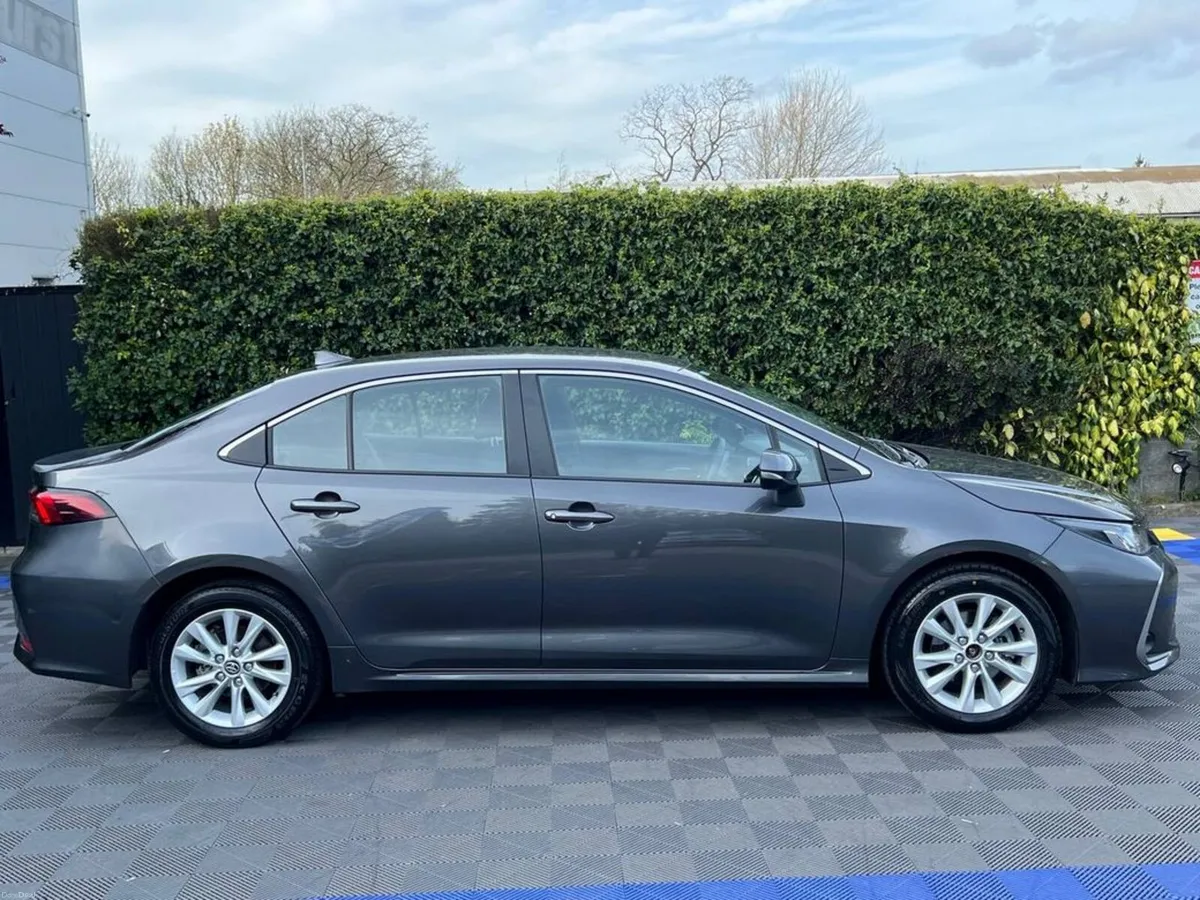Toyota Corolla LUNA 1.8 HYBRID // ADAPTIVE CRUISE - Image 2